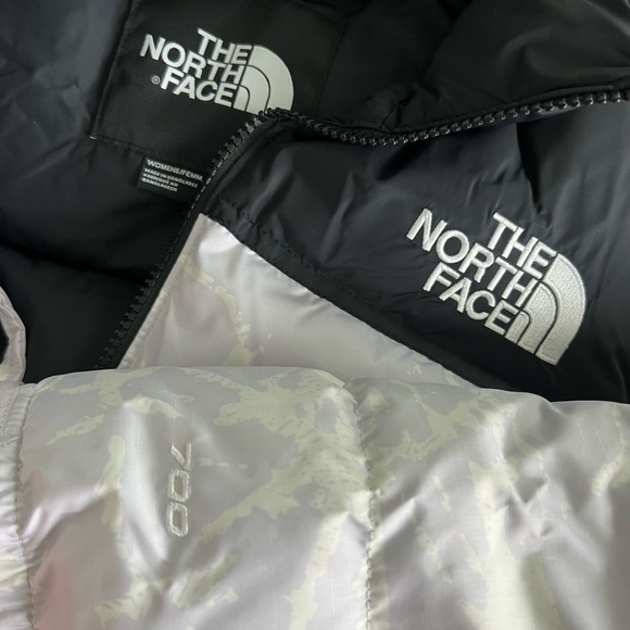 The North Face Women's 1996 Retro Nuptse 700 fill goose down Jacket - Picture 10 of 11